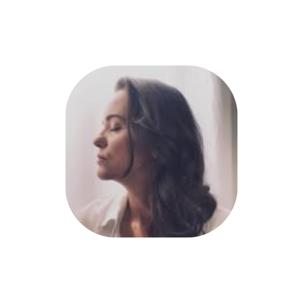 Artista Visual Sandra Resende de perfil - Mulher branca, jovem de cabelos castanhos com os olhos fechados