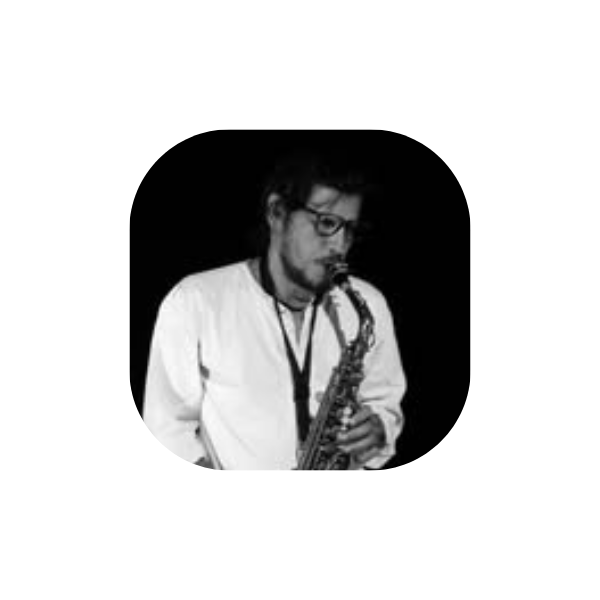 Gabriel Lopez, foto em preto e branco com artista tocando saxofone