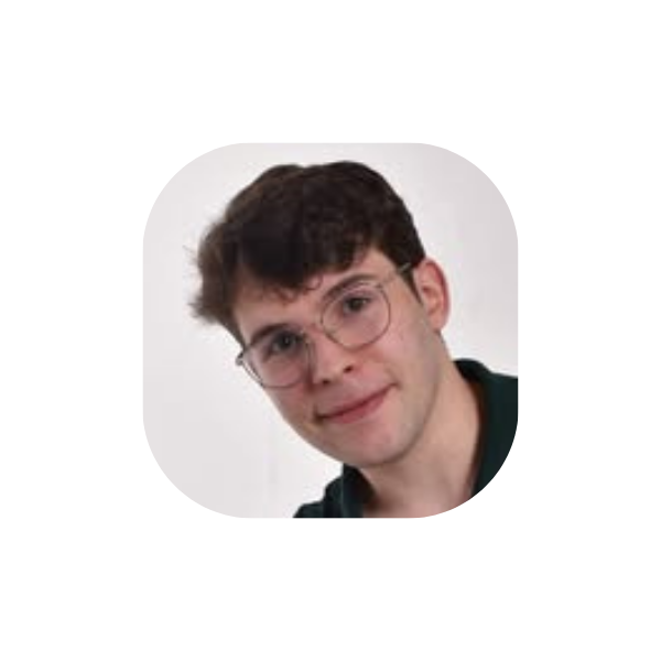 Artista Hugo Tessaro Yaacov - Homem branco de oculos olha para a frente sorrindo