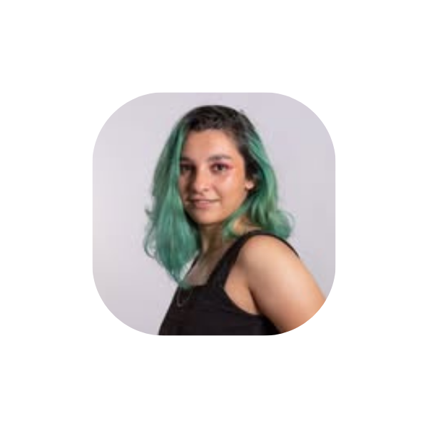 Artista Maira Leitte, mulher branca com cabelos lisos de cor esmeralda verde