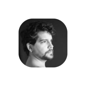 Artista Tiago Castro Gomes de perfil em foto preto e branca